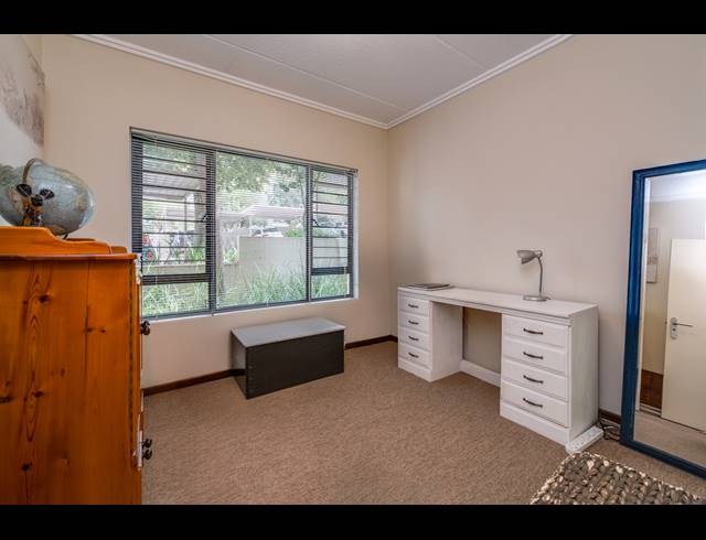 2 BEDROOM APARTMENT FOR SALE IN BRYANSTON